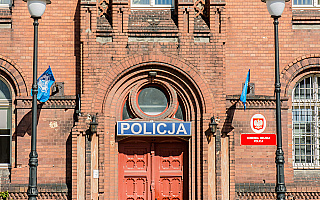 Przedłużono śledztwo ws. brutalnych przesłuchań na komendzie policji w Olsztynie. Status pokrzywdzonych ma 35 osób. Zarzuty – 17 byłych funkcjonariuszy Przedłużono śledztwo ws. brutalnych przesłuchań na komendzie policji w Olsztynie. Status pokrzywdzonych ma 35 osób. Zarzuty – 17 byłych funkcjonariuszy